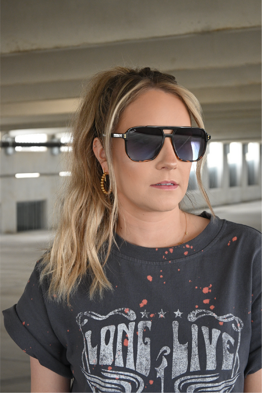 Model is showing up close the black to cheetah Ombre sunglasses. 